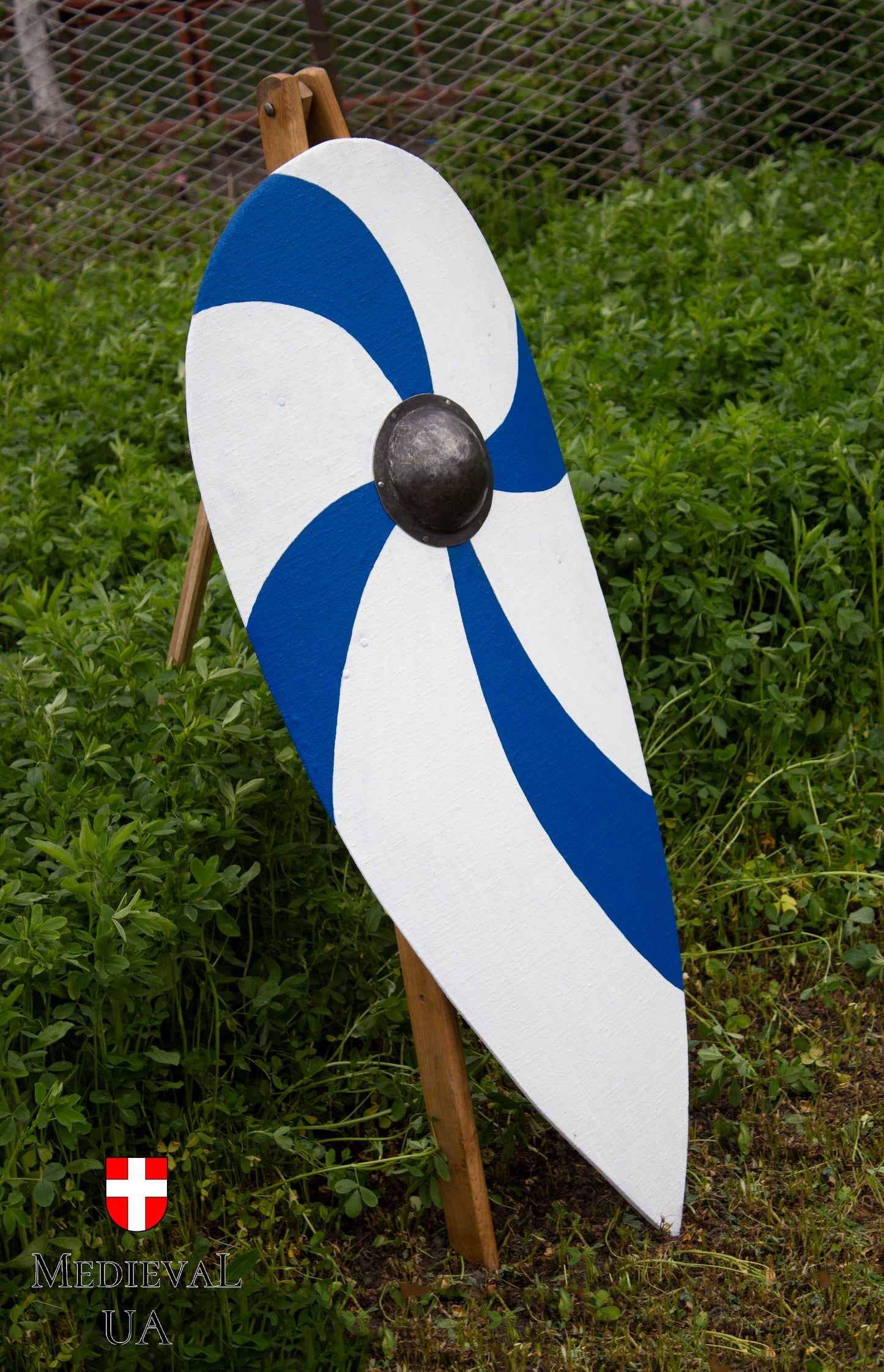 Big kite shield with blue-white pattern