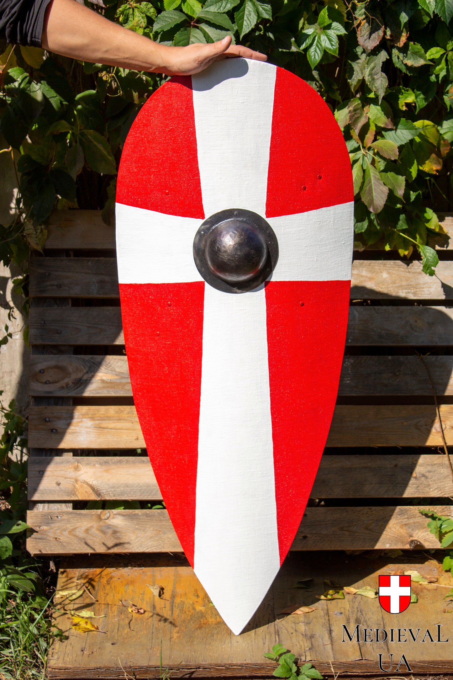 Kite shield with red-white pattern