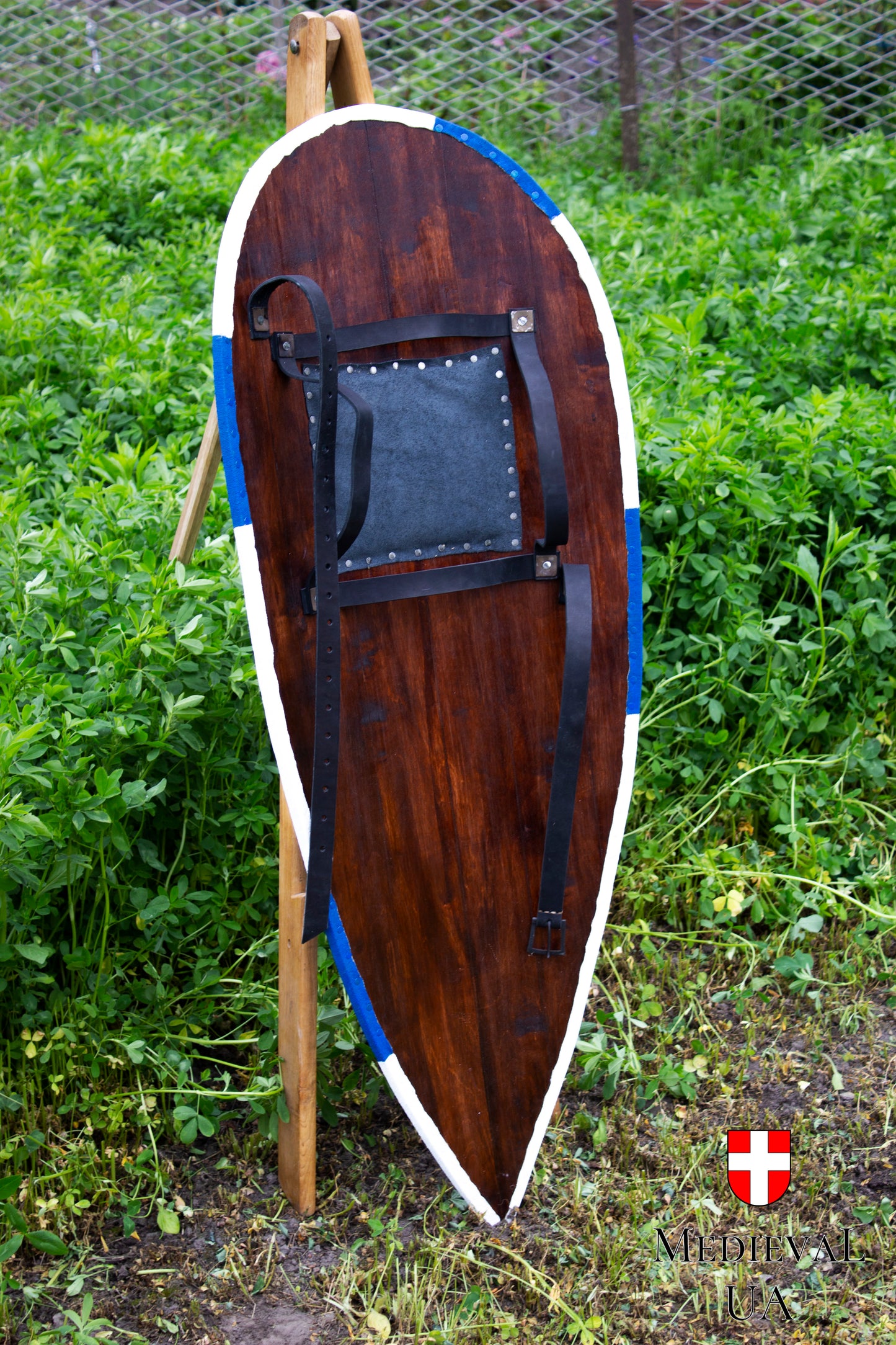 Big kite shield with blue-white pattern