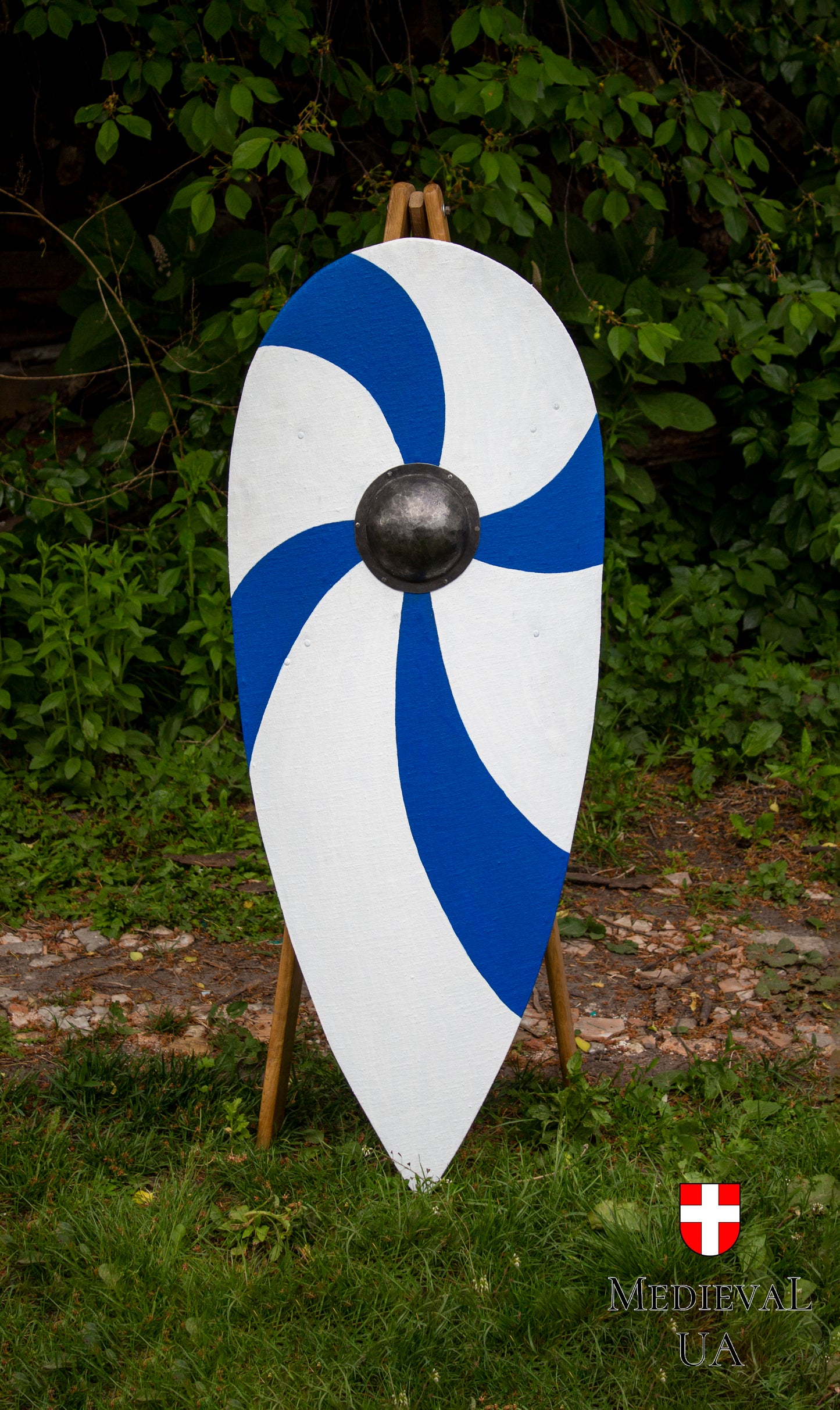 Big kite shield with blue-white pattern