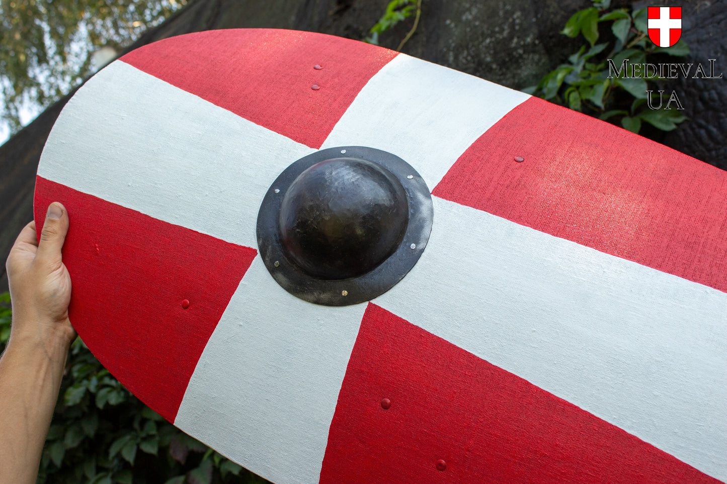 Kite shield with red-white pattern