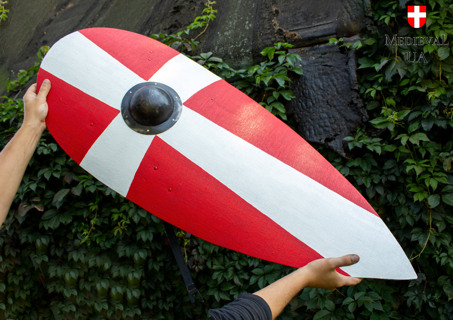 Kite shield with red-white pattern