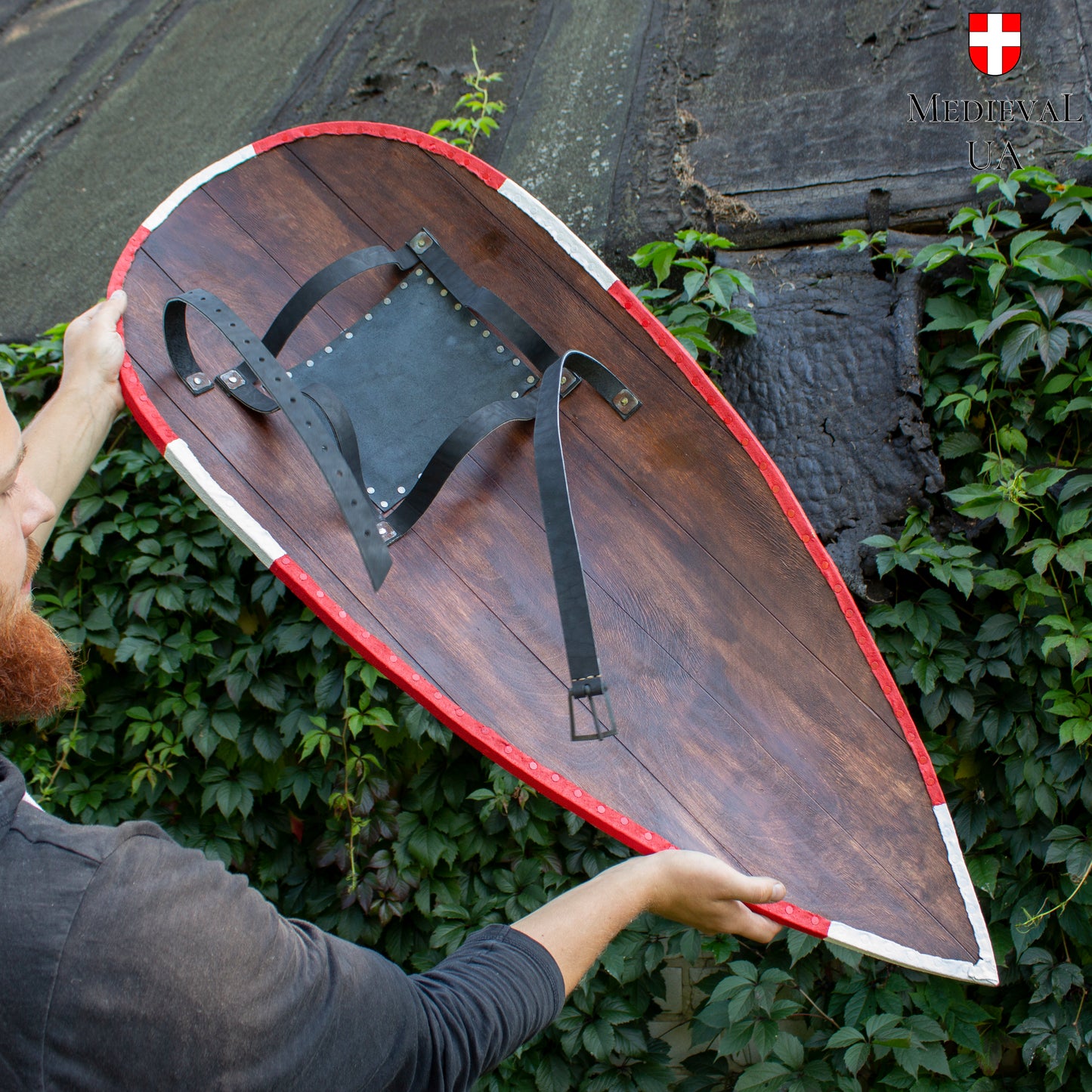 Kite shield with red-white pattern