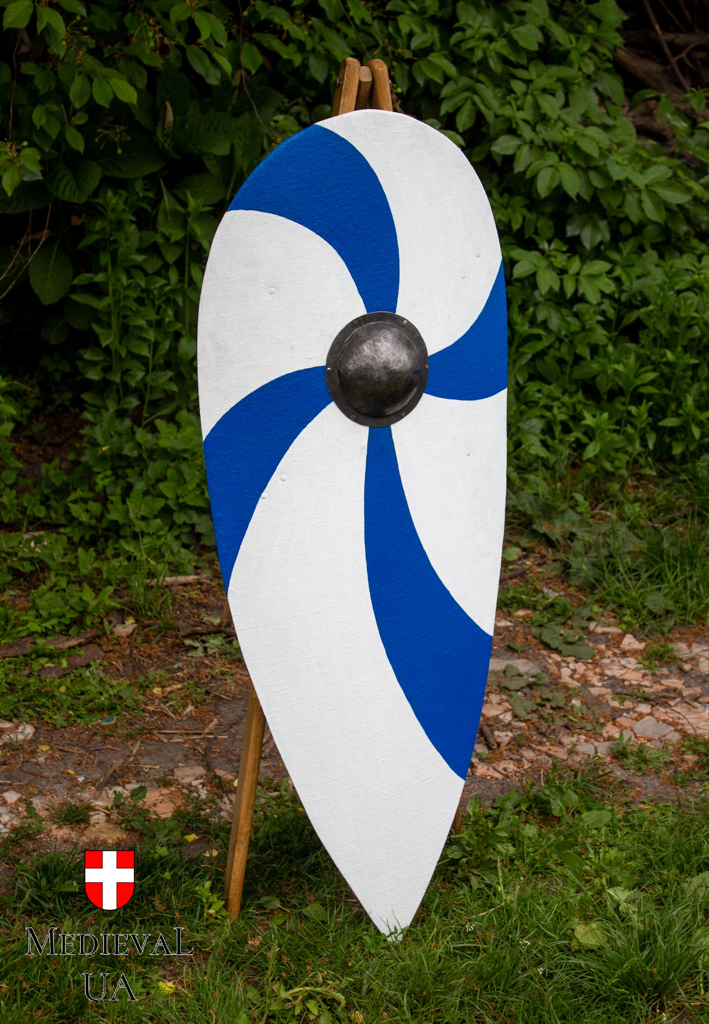 Big kite shield with blue-white pattern