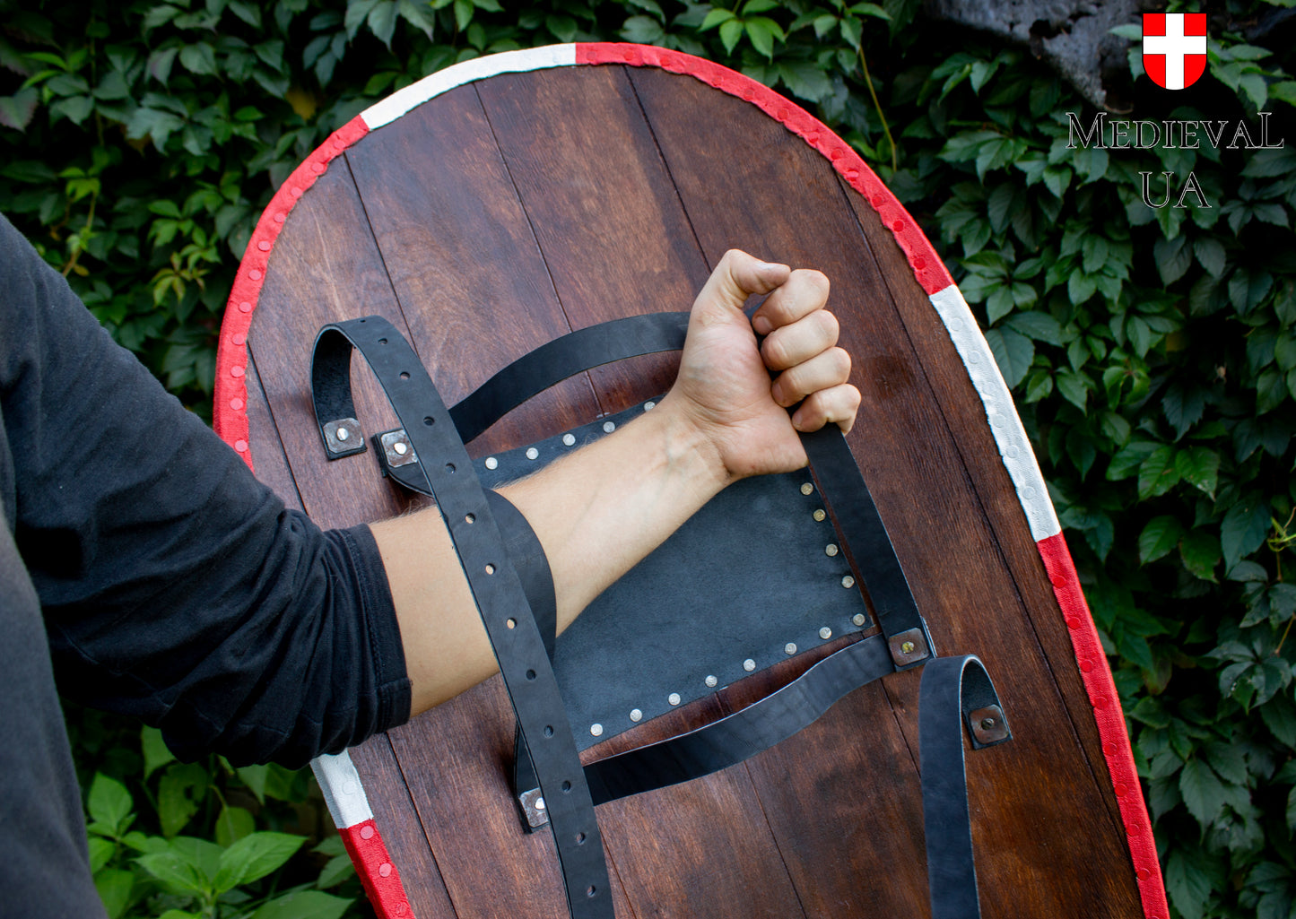 Kite shield with red-white pattern