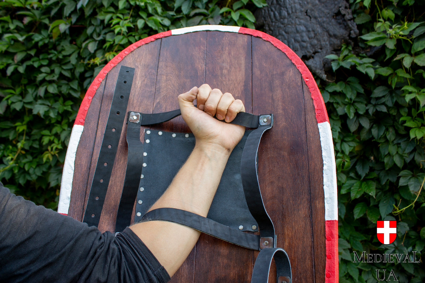 Kite shield with red-white pattern