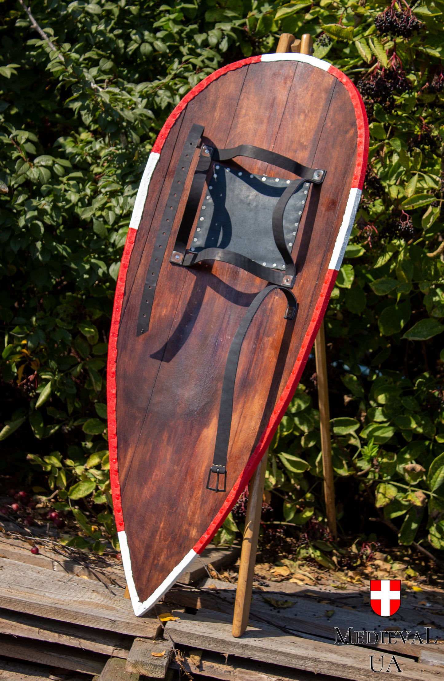 Kite shield with red-white pattern