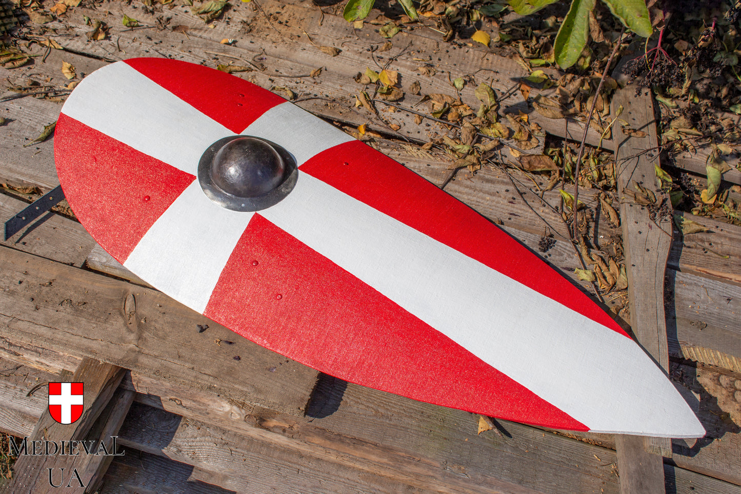 Kite shield with red-white pattern