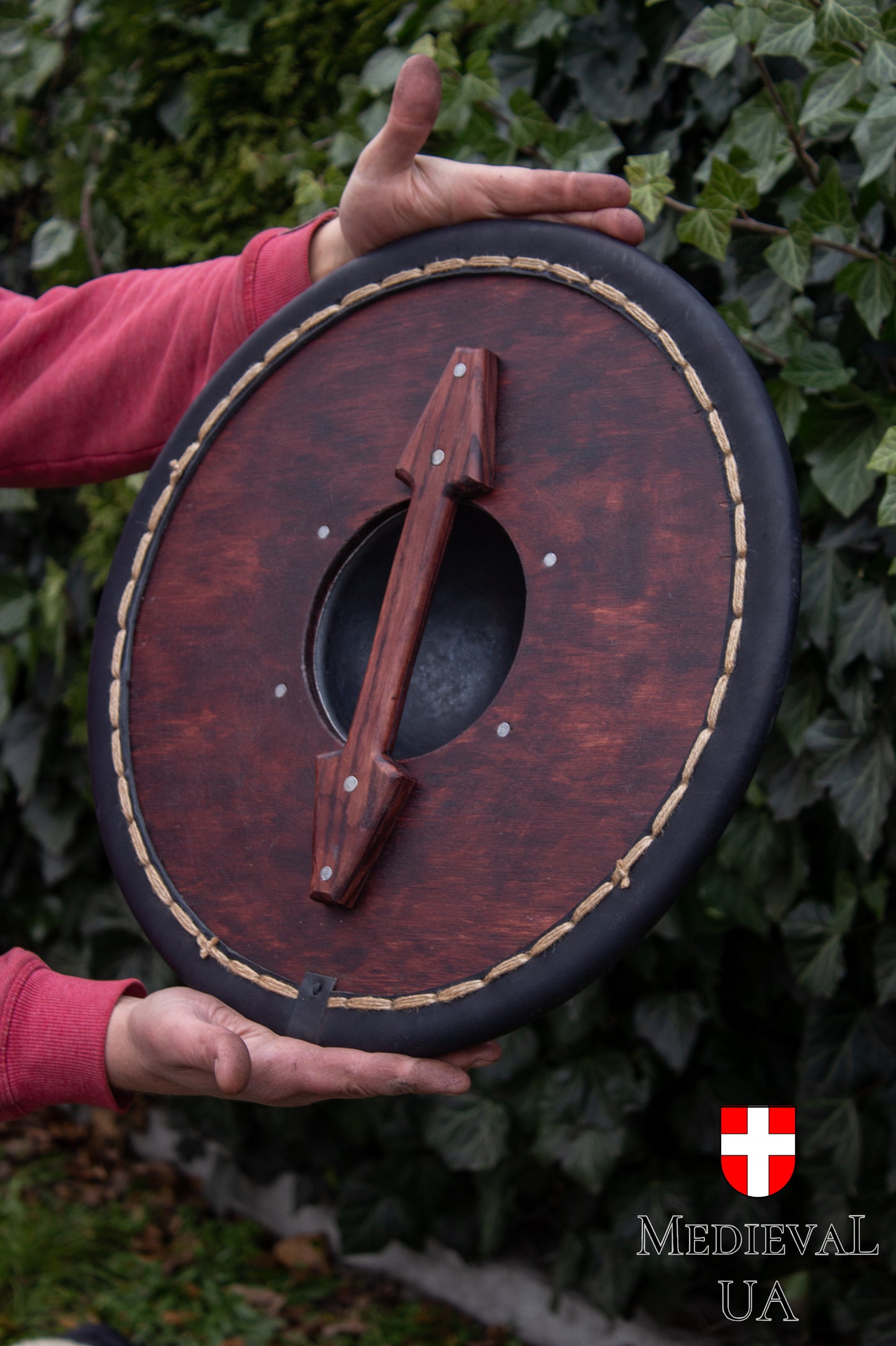 Round shield "GEMA" - Red color